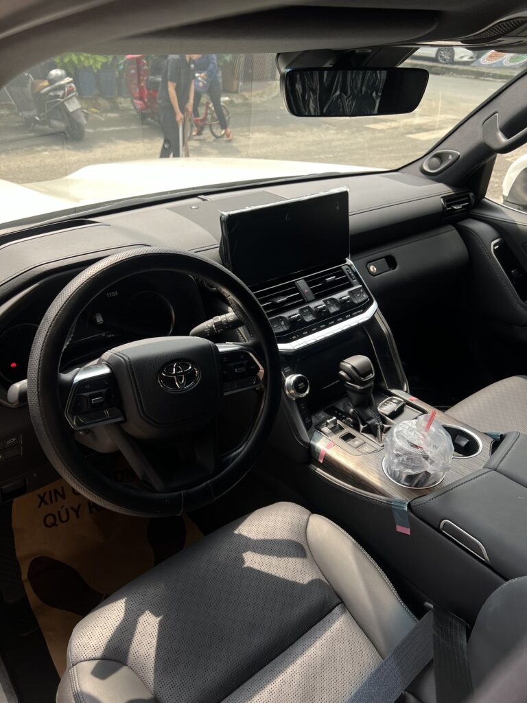 Dịch Vụ Cho Thuê Xe Tự Lái Land Cruiser LC300 Tại TP.HCM