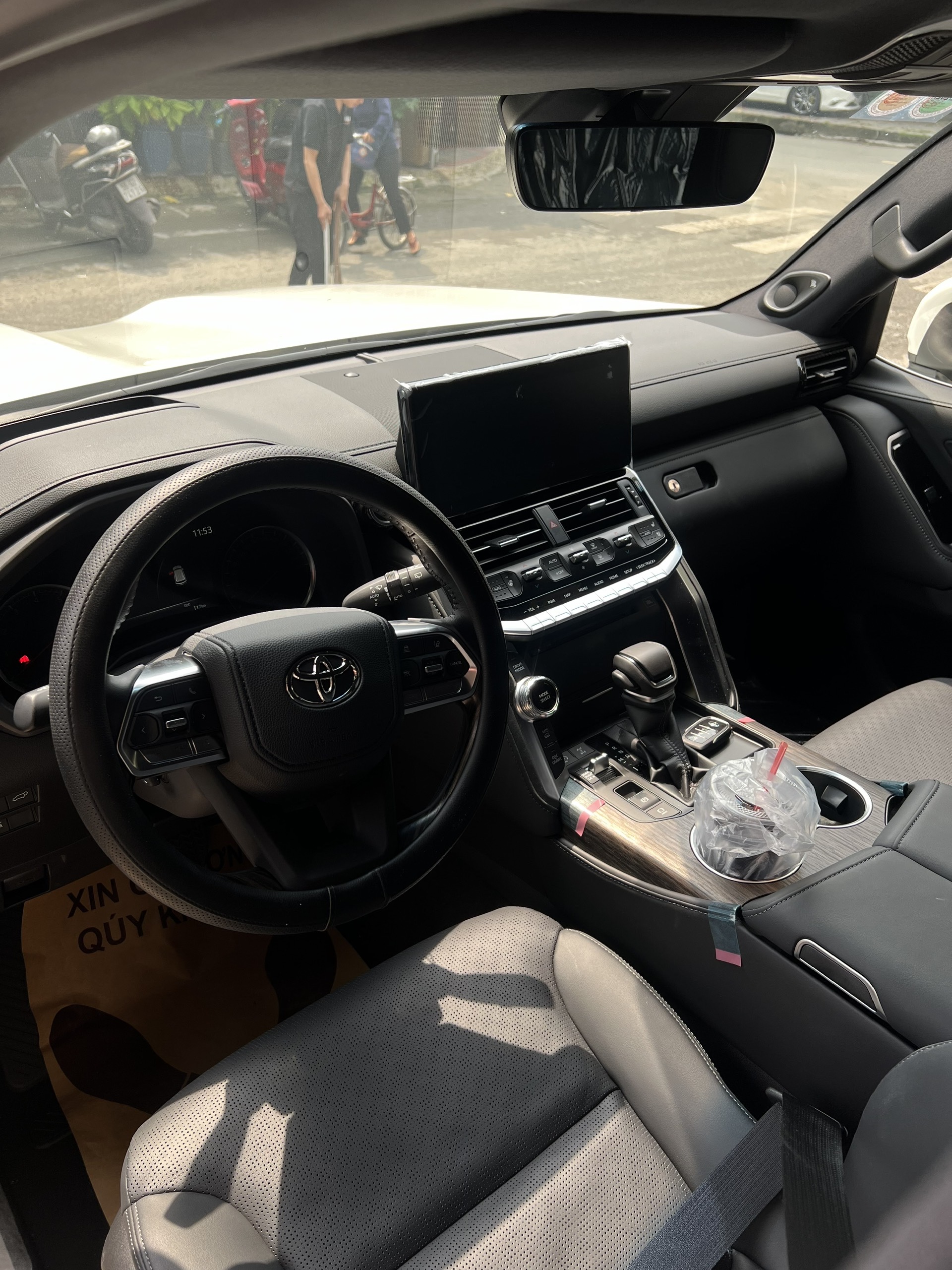 Dịch Vụ Cho Thuê Xe Tự Lái Land Cruiser LC300 Tại TP.HCM
