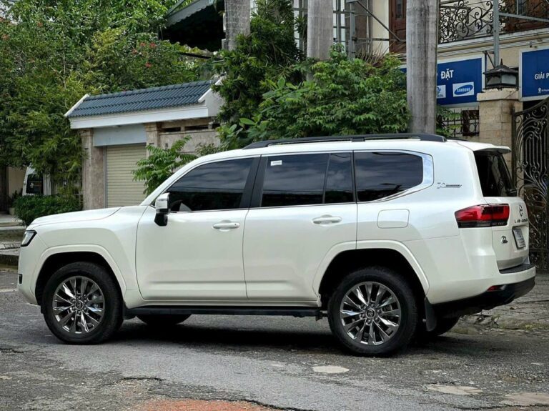 Dịch Vụ Cho Thuê Xe Tự Lái Land Cruiser LC300 Tại TP.HCM