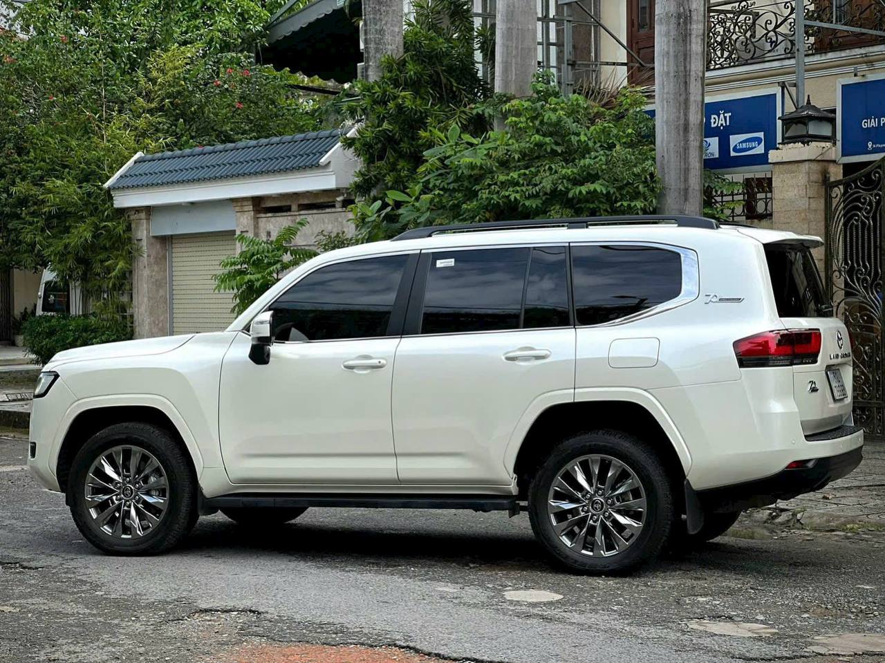 Dịch Vụ Cho Thuê Xe Tự Lái Land Cruiser LC300 Tại TP.HCM