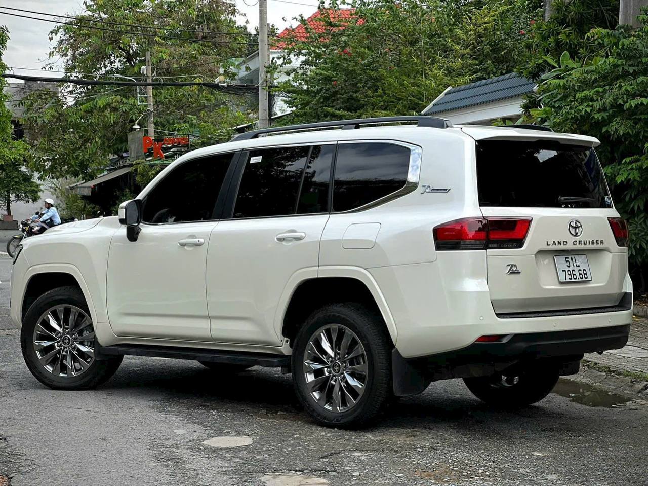 Dịch Vụ Cho Thuê Xe Tự Lái Land Cruiser LC300 Tại TP.HCM