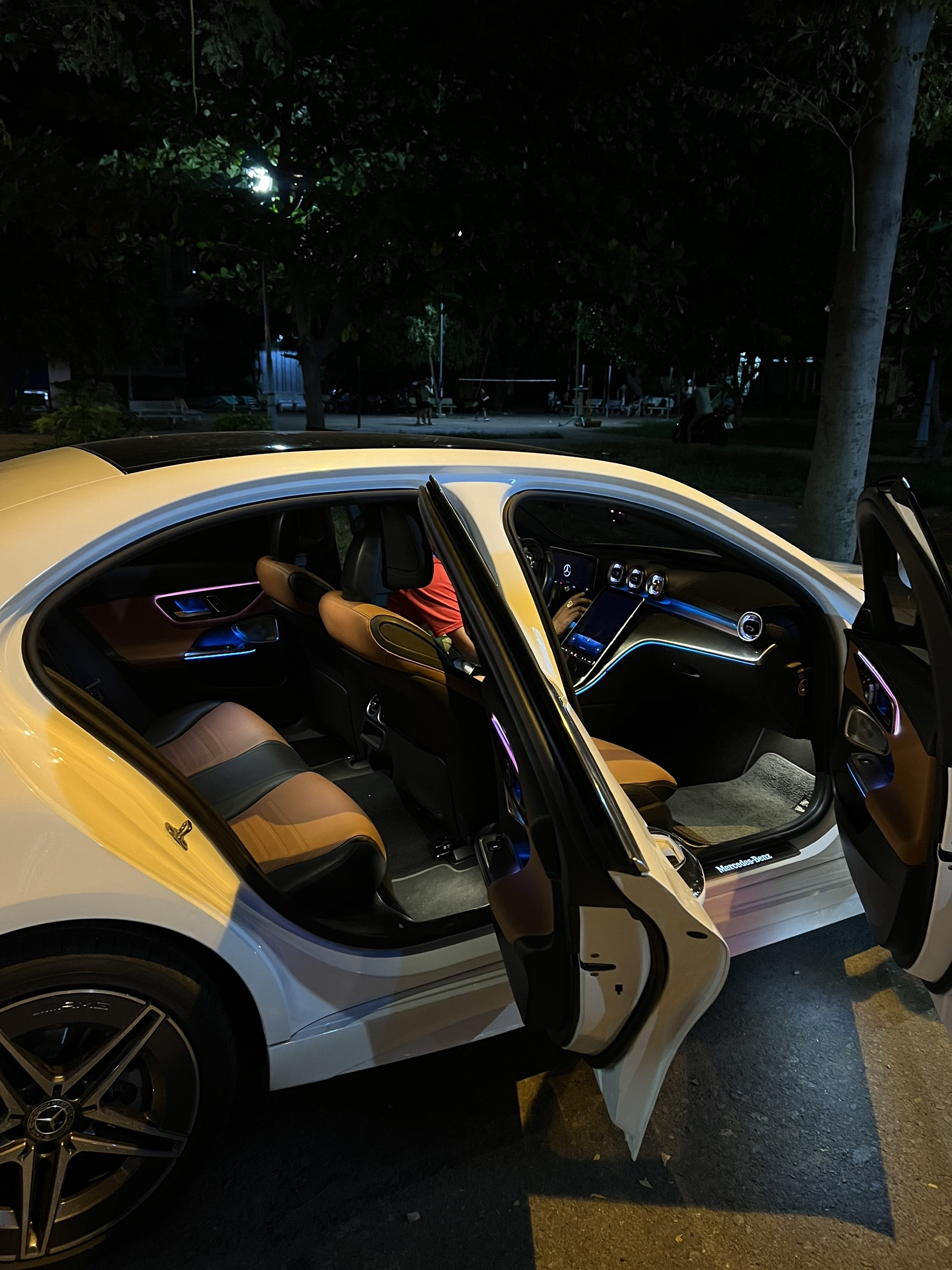 Thuê Xe Mercedes C300 AMG 4 Chỗ Tại Hồ Chí Minh