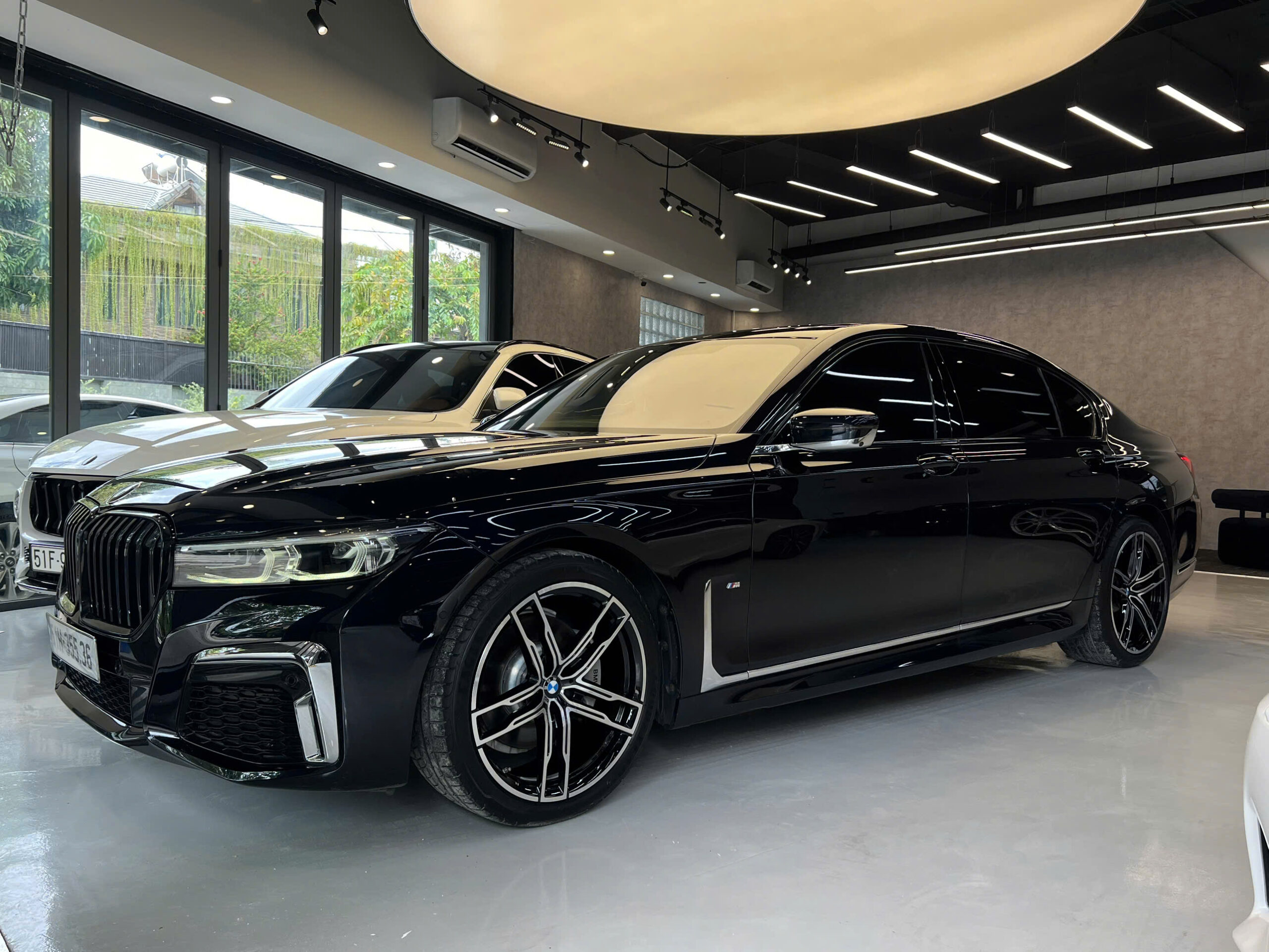 Thuê Xe Tự Lái BMW 730Li Cao Cấp Giá Rẻ Tại Sài Gòn